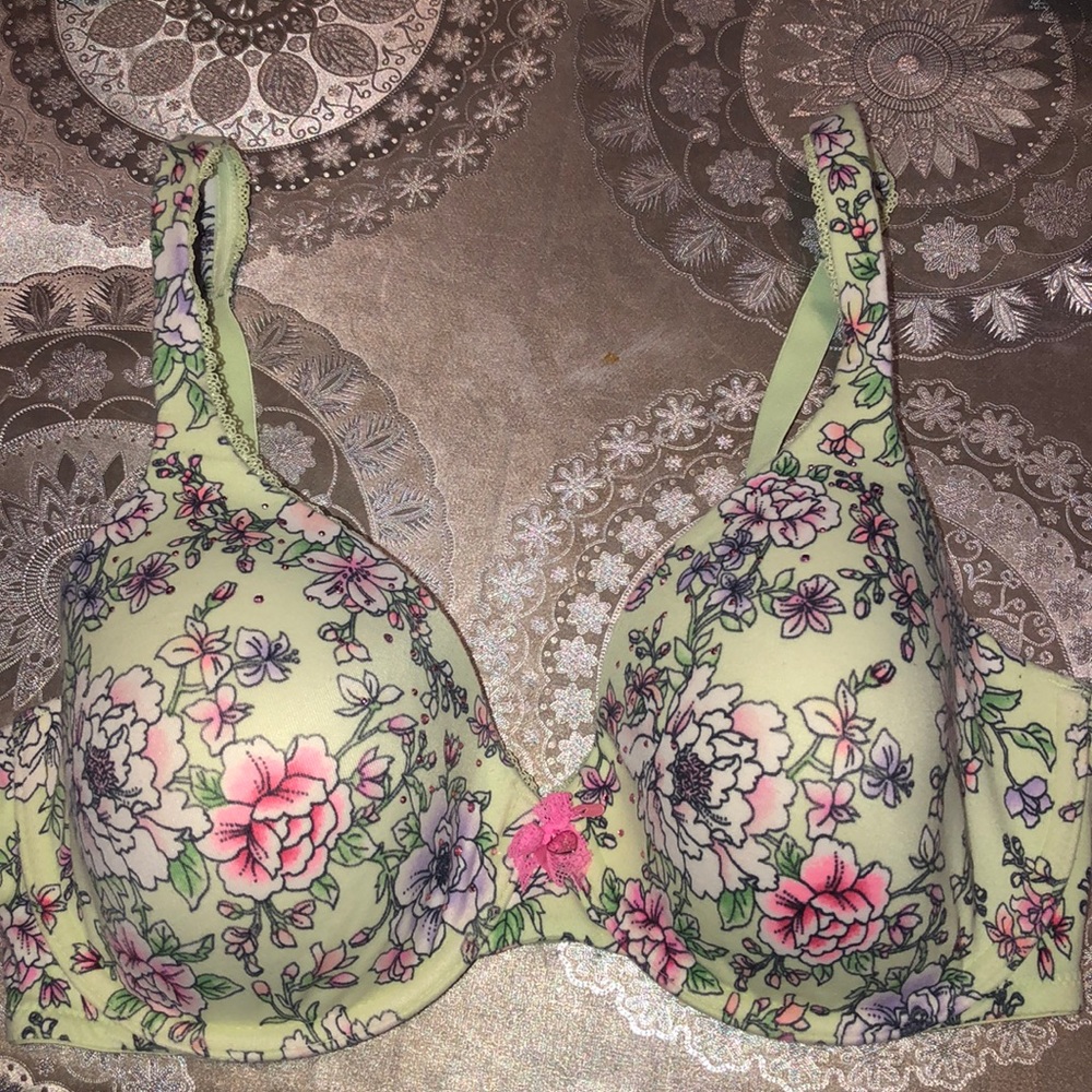 BRAND NEW Victoria’s Secret bra🌸
